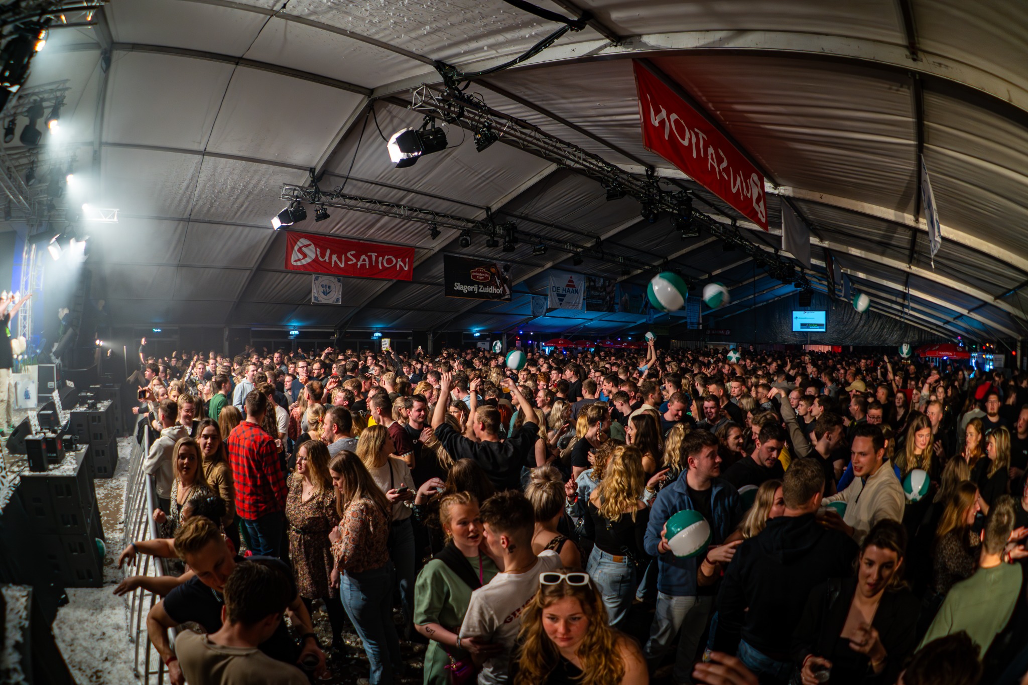 Drukke feesttent met enthousiast publiek