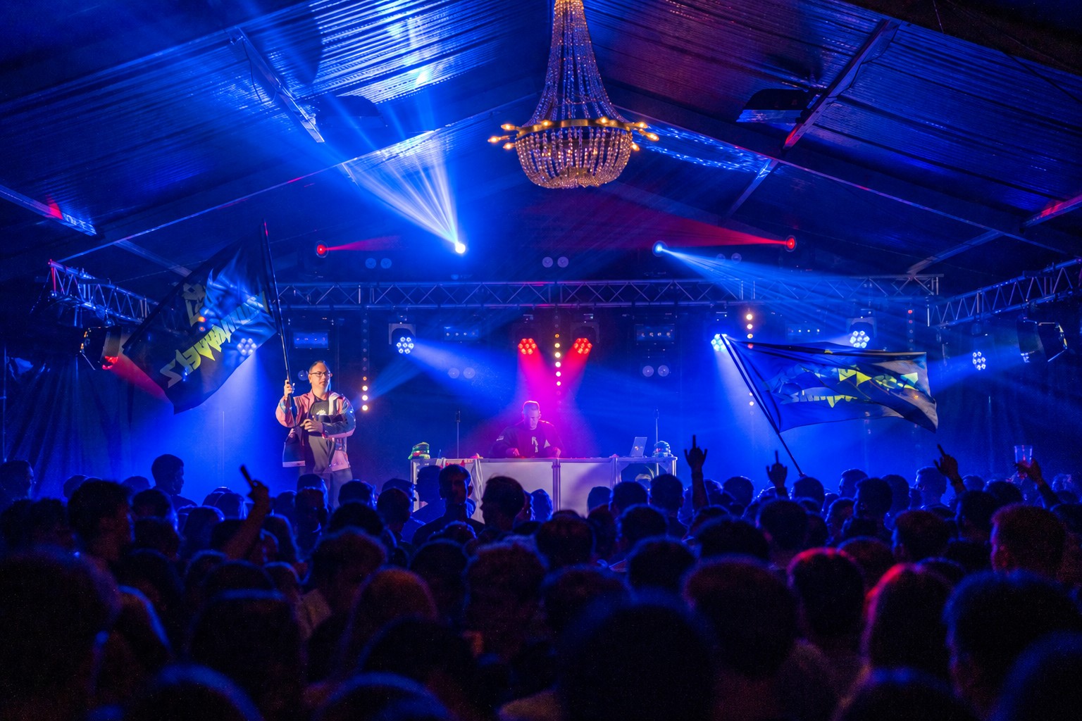 Kounavvelz live op het podium met vlaggen en publiek