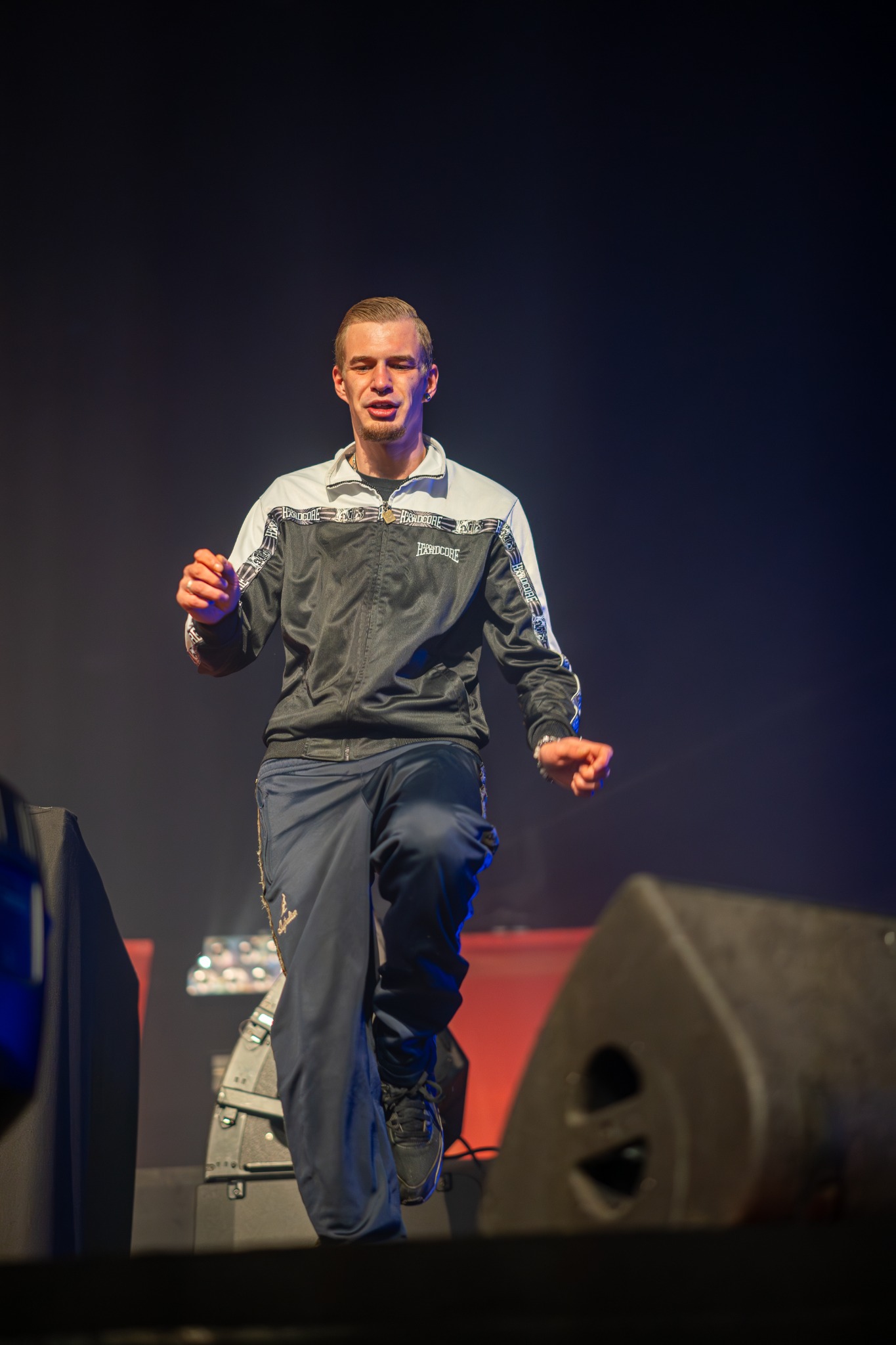 Live performer van Kounavvelz op het podium